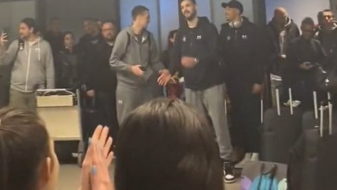 ŠAMPIONSKI DOČEK U CIK ZORE: Navijači sačekali igrače Partizana na aerodromu (VIDEO)