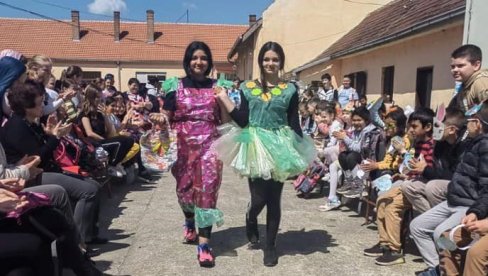 OD OTPADA PRAVILI MASKE: Osnovci iz vršačkog sela Uljma modnom revijom obeležili Dan planete Zemlje (FOTO)