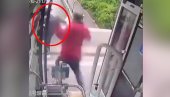 UZNEMIRUJUĆE: Žena uzela dete i pokušala da skoči sa mosta u Kini  (VIDEO)