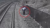 NEVEROVATNA AKCIJA SPASAVANJA: Kondukter skočio iz voza, zgrabio dečaka sa šina i odveo na sigurno (VIDEO)
