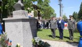 SVI SMO SVEDOCI DA TIBOR CERNA NIJE DOŽIVEO TRAJNU SMRT Ministar Vučević položio venac na spomenik palom borcu sa Košara (FOTO)