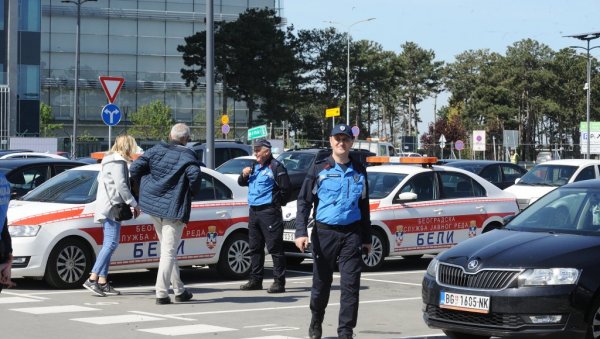 ПОЧЕЛО ПРИПИТОМЉАВАЊЕ ДИВЉИХ ТАКСИСТА: Репортери Новости са оперативним тимом за сузбијање нелегалних вожњи на аеродрому Никола Тесла