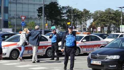 ПОЧЕЛО ПРИПИТОМЉАВАЊЕ ДИВЉИХ ТАКСИСТА: Репортери Новости са оперативним тимом за сузбијање нелегалних вожњи на аеродрому Никола Тесла
