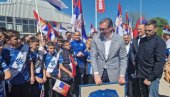 VELIČANSTVEN DOČEK U KNJAŽEVCU: Vučić od dece dobio dres (VIDEO/FOTO)