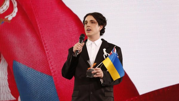 ЗА СРЕЋУ: Лук Блек добио поклон од представника Ирске