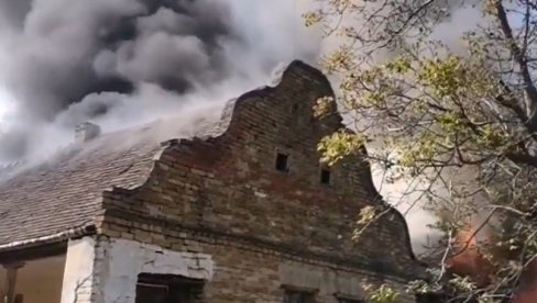ZAPALILE SE DVE PORODIČNE KUĆE: Veliki požar u Šajkašu (VIDEO)