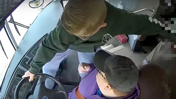 ДРАМА НА ПУТУ ИЗ ШКОЛЕ: Возач се онесвестио током вожње, али је храбри дечак успео да заустави аутобус (ВИДЕО)