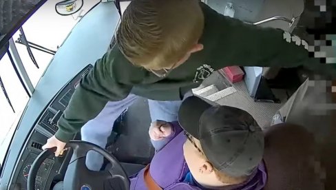DRAMA NA PUTU IZ ŠKOLE: Vozač se onesvestio tokom vožnje, ali je hrabri dečak uspeo da zaustavi autobus (VIDEO)