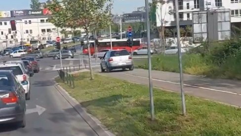 ZAŠTO BI ON SAČEKAO, KAD MOŽE I OVAKO... Snimak bahate vožnje razbesneo Beograđane (VIDEO)