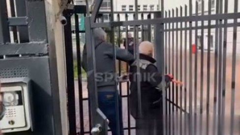 NOVI DIPLOMATSKI SKANDAL NA POMOLU: Poljaci izrevortirali Ruse upadom u školu pri ruskoj ambasadi (VIDEO)