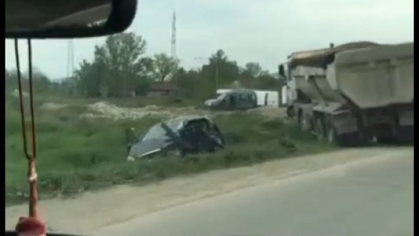 ЈЕЗИВА НЕСРЕЋА КОД ВРЕОЦА: Камион улетео у леву траку, једна особа погинула друга тешко повређена (ВИДЕО)