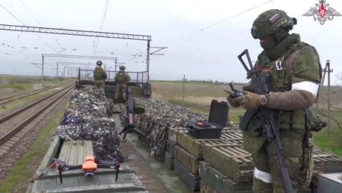 POGLEDAJTE – RUSKI JEDINSTVENI OKLOPNI VOZ: Naoružan sa minobacačima, PVO topovima, BVP, dronovima i vojnicima (VIDEO)