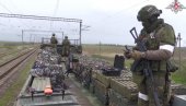 POGLEDAJTE – RUSKI JEDINSTVENI OKLOPNI VOZ: Naoružan sa minobacačima, PVO topovima, BVP, dronovima i vojnicima (VIDEO)
