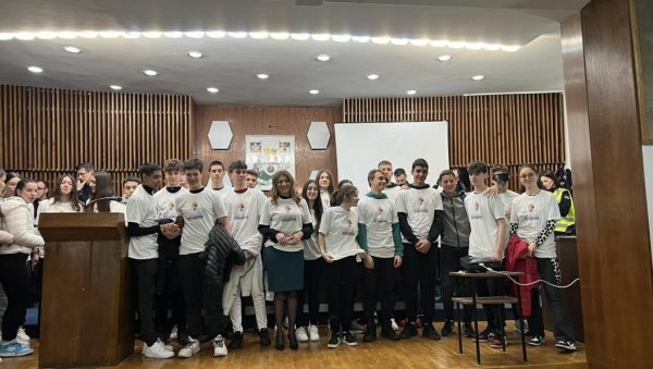 КУДА ВОДИ РИЗИЧНО ПОНАШАЊЕ: Матуранти гости Општине Вождовац