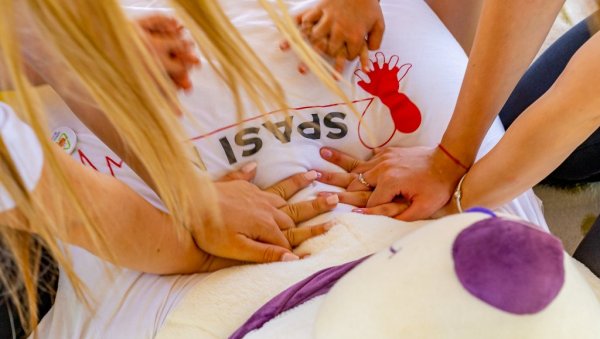 НА ЈАВНОМ ЧАСУ ВИШЕ ОД ХИЉАДУ ГРАЂАНА: На Тргу слободе у Новом Саду одржана јавно-здравствена кампања Спаси ме