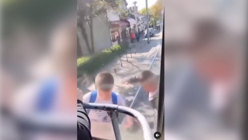 ZASTRAŠUJUĆI TREND U BEOGRADU: Zbog izazova na Tik Toku dečak skočio sa tramvaja u pokretu (VIDEO)