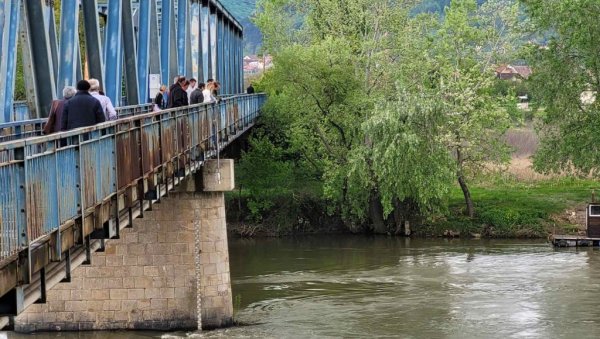 МРТВА НАДЕЖДА БИЛА ЈЕ НА МОСТУ, ДЕЈАНОВО ТЕЛО НАШЛИ СУ У РЕЦИ: Двоје Трстеничана страдало је у НАТО бомбардовању 30.априла (ФОТО/ВИДЕО)