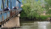 МРТВА НАДЕЖДА БИЛА ЈЕ НА МОСТУ, ДЕЈАНОВО ТЕЛО НАШЛИ СУ У РЕЦИ: Двоје Трстеничана страдало је у НАТО бомбардовању 30.априла (ФОТО/ВИДЕО)