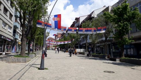 DA SE ZNA ČIJE JE: Kosovska Mitrovica i ostale opštine na severu pokrajine okićene novim zastavama Srbije