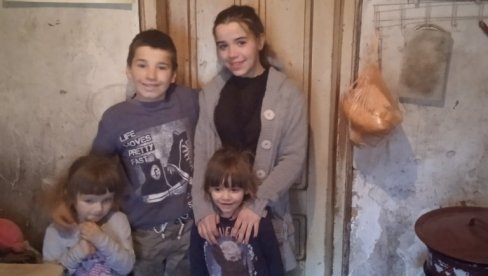ЗА ДВА ДАНА ОСТАЛИ БЕЗ ОЦА И БАКЕ: Захваљујући добрим људима, Бранка Јовић и њено четворо деце нису сами (ФОТО)
