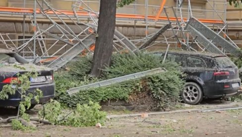 PALA SKELA U CENTRU ZAGREBA: Stradali automobili, srećom niko nije povređen (VIDEO)