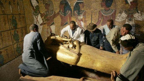 ДРЕВНЕ ГРОБНИЦЕ И РАДИОНИЦЕ: У Египту представљено благо фараонске некрополе (ФОТО)