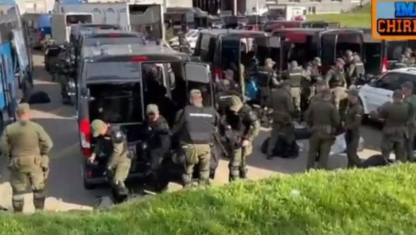 БЕЗБЕДНОСТ НА ПРВОМ МЕСТУ: Велики број полиције обезбеђује утакмицу