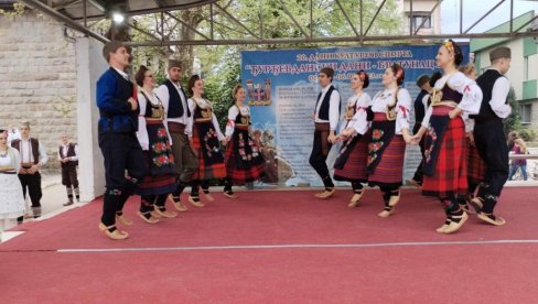 НЕГОВАЊЕ ТРАДИЦИЈЕ: Фестивал фолклора у Братунцу на Ђурђевданским сусретима, поводом славе града (ФОТО/ВИДЕО)