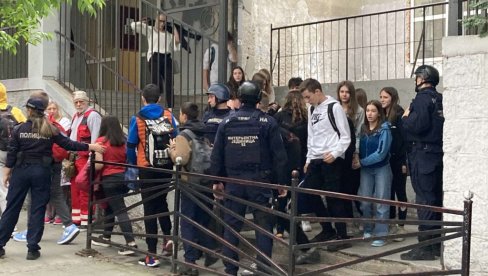 ЦЕЛА СРБИЈА У ЖАЛОСТИ: И у манастиру Грачаница одали почаст страдалим ученицима и раднику обезбеђења