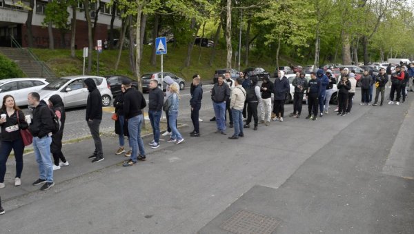 ГУЖВЕ У ХУМСКОЈ: Навијачи Партизана по сваку цену желе улазницу за Реал