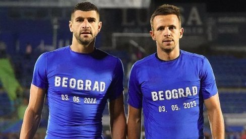 SRCE DA PREPUKNE! Srpski fudbaleri u posebnim majicama odali počast žrtvama masakra u Beogradu