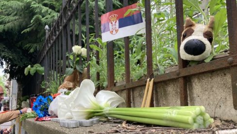 BEZ ČASOVA DO PONEDELJKA: Posle tragedije u OŠ Vladislav Ribnikar đaci neće ići u školu (FOTO)