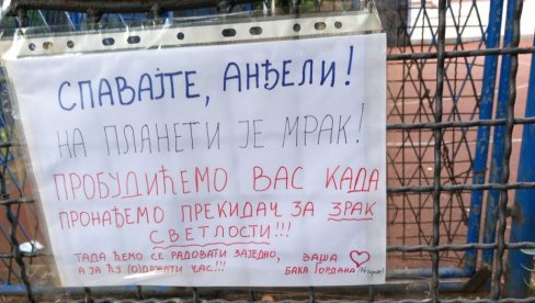 SPAVAJTE, ANĐELI! NA PLANETI JE MRAK: Baka ispred škole na Vračaru ostavila potresnu poruku (FOTO)