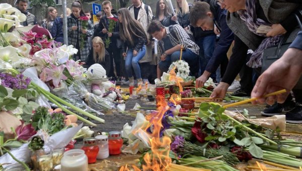 САМО ЈЕЦАЈИ ПРЕКИДАЈУ ТИШИНУ: Београдски ђаци одали почаст жртвама масакра - свеће и цвеће испред школе на Врачару (ФОТО/ВИДЕО)