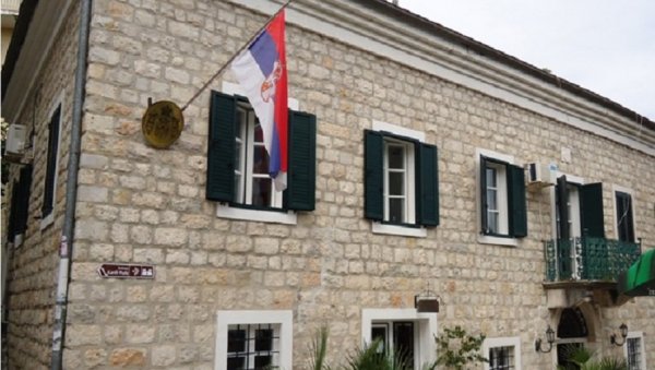 КЊИГА ЖАЛОСТИ У КОНЗУЛАТУ СРБИЈЕ: Саучешће конзулата породицама настрадалих у ОШ Владислав Рибникар