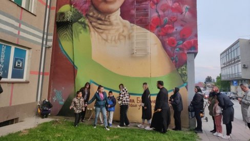 VRANJANCI ODALI POŠTU STRADALIMA: Dirljiv skup ispred murala Diane Budisavljević