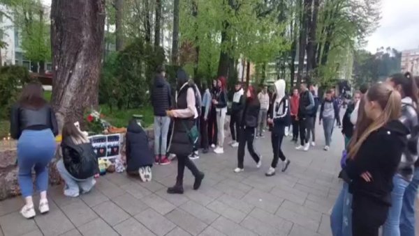 У ЦРНОЈ ГОРИ ЖАЛЕ ЗА ОДНОВЦИМА УБИЈЕНИМ БЕОГРАДУ: Свеће у Бијелом Пољу