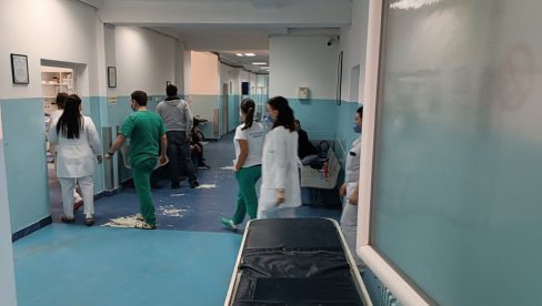“NOVOSTI” ISPRED UC U SMEDEREVU: Čeka se informacija o ranjenima (FOTO, VIDEO)