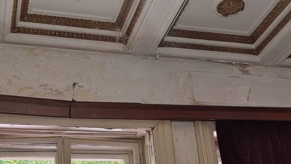 ТУЖНЕ ИГРЕ БЕЗ КРАЈА: Репрезентативно здање у Француској 7 деценијама пропада, а решење ни на видику