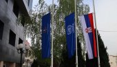 СКАНДАЛ У ЛЕПОСАВИЋУ: Уклоњена застава Србије и УН, постављена табла Република Косово