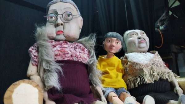 ПРЕМИЈЕРНА КАРОЛИНА: У Позоришту младих данас представа инспирисана причом Нила Гејмена, у режији Јакуба Максимова