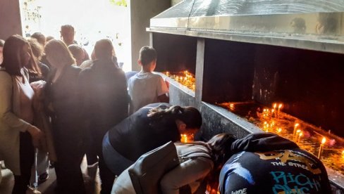 SAOSEĆANJE SA PORODICAMA: Zaječarci odali počast stradalima u Beogradu i Mladenovcu