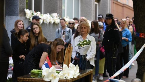 SUZE I BOL: Otvorena knjiga žalosti u školi Vladislav Ribnikar, narod dolazi sa svećama i cvećem