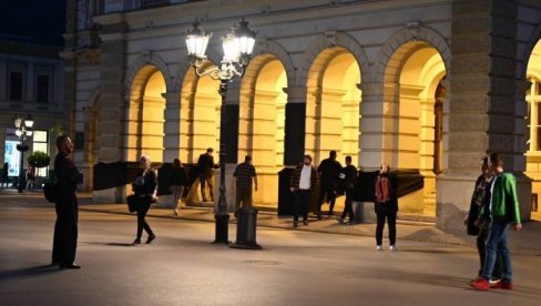 POLITIČKI PERFORMANS ISPRED GRADSKE KUĆE: Opozicija u Novom Sadu ne poštuje ni Dan žalosti ni žrtve tragedije