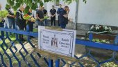 MUK U DUBONI: Građani došli da odaju počast nastradalom policajcu i njegovoj sestri (FOTO, VIDEO)