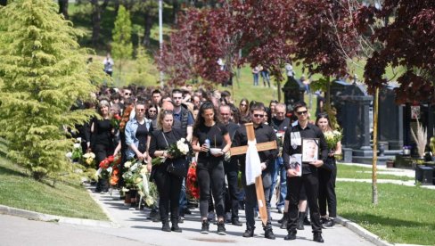 UJKO MOJ, BIO SI MI TREĆI RODITELJ Potresan govor na sahrani ubijenog čuvara škole - Raširio je ruke da spreči olovo i zaštiti mališane