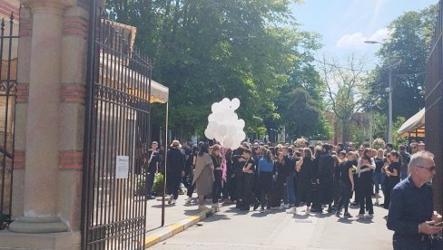 POSLEDNJI BALON ZA KATARINU VINUO SE U NEBO: Srceparajuće scene na sahrani devojčice ubijene u krvavom piru na Vračaru