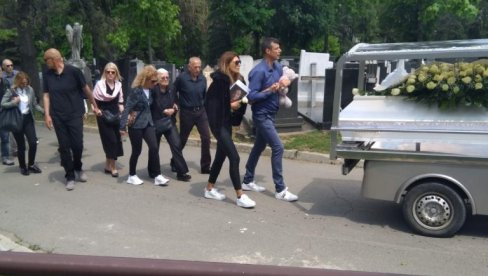 ISPRAĆAJ ĆERKE DRAGANA KOBILJSKOG: Povorka nema i skrhana od bola (FOTO, VIDEO)