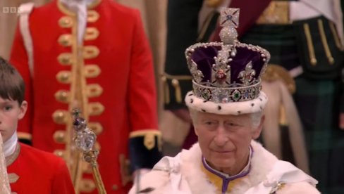 KRUNISAN KRALJ ČARLS: Princ Hari došao sam (VIDEO)