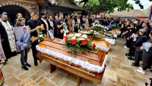 CELO SELO ZAVIJENO U CRNO: Malo Orašje sahranjuje petoricu mladića ubijenih u krvavom piru (FOTO/VIDEO)